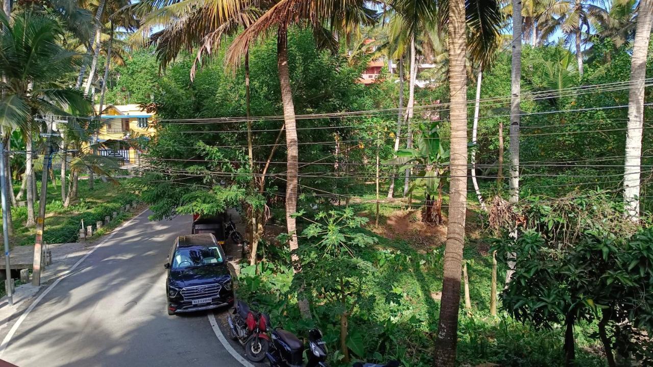 Abhi'S Cafe Avaduthura Kovalam Buitenkant foto