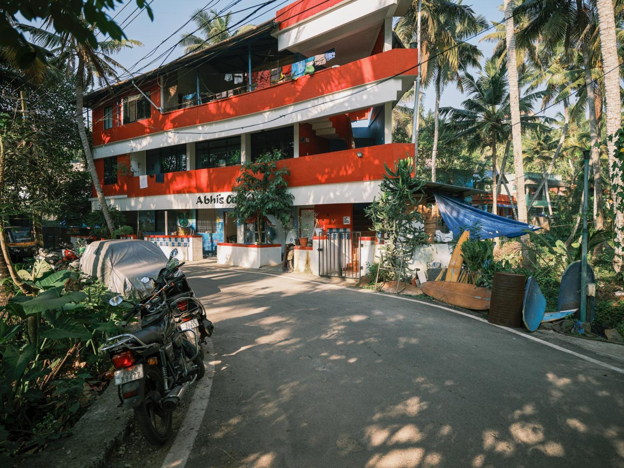 Abhi'S Cafe Avaduthura Kovalam Buitenkant foto