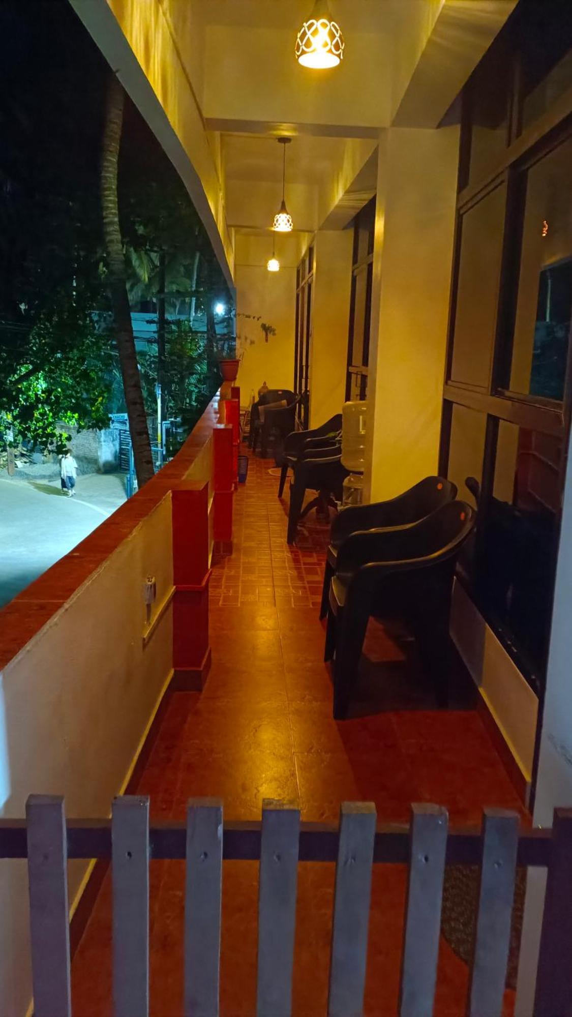 Abhi'S Cafe Avaduthura Kovalam Buitenkant foto