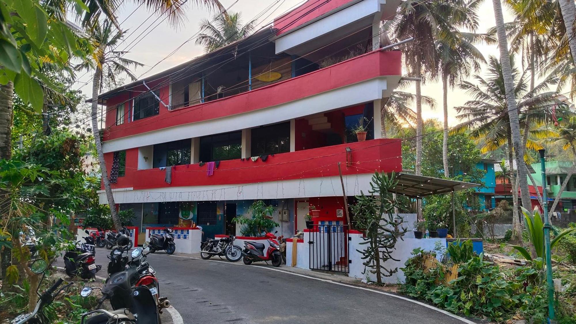 Abhi'S Cafe Avaduthura Kovalam Buitenkant foto